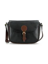 Cartera tipo bandolera de cuero negro con detalles en color marrón. Presenta una solapa frontal con cierre de hebilla decorativa y broche a presión, correa ajustable y bordes contrastantes.