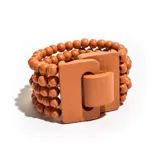 Pulsera elástica de cuentas de madera color marrón con aplique de hebilla rectangular de madera.