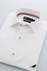 Camisa blanca lisa de corte slim fit, confeccionada en 100% algodón.