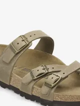 Sandalia Birkenstock modelo Franca, color marrón tabaco, con tres tiras finas cruzadas ajustables con hebillas metálicas. Presenta plantilla anatómica de corcho y suela de EVA.