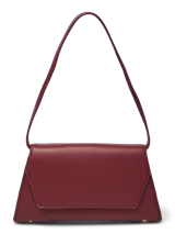 Cartera bandolera pequeña de estructura firme, color bordó, con tapa frontal plegada y cierre con botón. Cuenta con una correa de hombro fija y forro interior de poliéster.