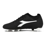 Championes de fútbol Diadora Striker MD, color negro con logo blanco y suela con tapones plateados.