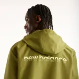 Campera New Balance de hombre, modelo Trackside, color verde militar, con capucha, cierre frontal completo y puños elásticos. Presenta el logo de la marca en el pecho.