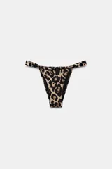 Braguita de bikini con estampado animal print, diseño de cortinilla con tiro medio y cintura elástica.