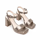Sandalia de cuero peltre con taco alto ancho y plataforma, tira frontal y pulsera regulable al tobillo con hebilla, punta cuadrada abierta.
