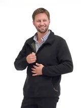 Campera de polar negra con cierre frontal completo, cuello alto y bolsillos laterales con cierre. Presenta un diseño liso y funcional, ideal para abrigo ligero.