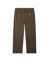 Pantalón estilo carpenter de marca Obey, confeccionado en twill de algodón color verde militar. Presenta un corte recto y calce regular, con cierre frontal de botón y bragueta. Incluye bolsillos frontales, bolsillos traseros tipo parche con etiqueta de la marca y bolsillos laterales característicos del estilo carpintero.