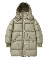 Campera puffer larga con capucha, color beige, de ajuste relajado. Presenta cierre frontal con botones a presión, bolsillos laterales con cierre y puños tejidos acanalados.