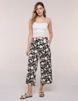 Pantalón crop fluido con estampado animal print, tiro alto y pretina elástica en la parte posterior. Cuenta con bolsillos laterales y perneras amplias y rectas.