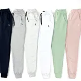 Pantalón de jogging gris melange con puños elásticos en los tobillos, cintura elástica con cordón ajustable y bolsillos laterales.