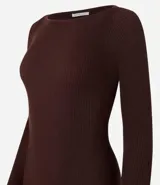 Vestido midi de punto acanalado, con diseño ajustado al cuerpo, cuello barco y mangas largas. Confeccionado en tejido de punto texturizado.