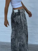 Jean de mujer color gris con efecto acid wash, de corte recto y tiro alto, con costuras frontales y bolsillos laterales.