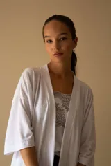 Bata estilo kimono de algodón en color gris azulado, con mangas al codo y largo por encima de la rodilla. Incluye lazo de ajuste en la cintura.