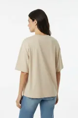 Remera negra de algodón de corte ancho y corto, con mangas cortas y cuello redondo a la base.