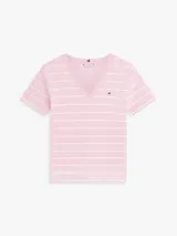Remera de manga corta Tommy Hilfiger de corte slim con diseño de rayas horizontales y cuello en V, confeccionada en puro algodón. Incluye el logo bordado en el pecho.