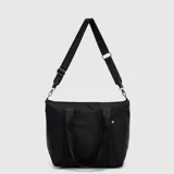 Bolso tipo tote color negro con diseño minimalista, doble asa de mano y correa larga ajustable y extraíble con logo de la marca. Incluye un pequeño detalle de etiqueta lateral.