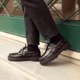 Mocasín negro de cuero con plataforma track y cordones.