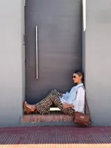 Sandalias de cuero color marrón con plataforma y pulsera al tobillo.