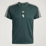 Camiseta de punto oversized verde oscuro de la colección Icons de Adidas, inspirada en los años 80, con rayas diplomáticas blancas, las icónicas tres tiras de la marca en las mangas, cuello redondo y el logotipo del trébol bordado junto al escudo vintage de la Juventus.