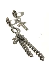 Par de aros colgantes de acero quirúrgico plateado, con cierre de clip. Uno presenta un dije de cruz con strass, el otro presenta un dije de cruz con strass y dos cadenas colgantes.