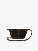 Cartera pequeña tipo monedero de cuero color marrón oscuro, con forma trapezoidal y cierre superior dorado. El cuerpo está decorado con tachas metálicas doradas. Incluye una correa de muñeca y una correa larga para usar como bandolera.