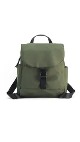 Mochila de nylon color azul, con tapa frontal y cierre de broche tipo hebilla. Cuenta con correas regulables negras, asa superior, bolsillos laterales y bolsillo trasero con cierre.