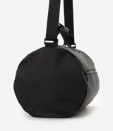 Bolso deportivo cilíndrico de poliéster color negro, con amplio espacio interior, cierre superior con cremallera, asas de mano reforzadas, asa transversal regulable y desmontable, bolsillo frontal con cremallera y bolsillo lateral de malla.