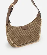 Cartera tipo baguette Satinato de tamaño pequeño, con estampado geométrico en tonos marrón y tostado. Cuenta con cierre superior, asa ajustable de cuero sintético y una cadena decorativa dorada en el frente.