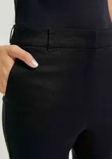 Pantalón de sastre negro de corte ajustado y tobillero, de tiro alto con cierre frontal.
