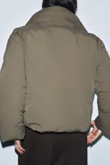 Pantalón de vestir fluido de tiro alto, confeccionado en mezcla de viscosa. Presenta pinzas en el delantero y cierre lateral con cremallera oculta.