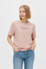 Remera de algodón color rosado, de corte holgado, con cuello redondo, manga corta y estampa frontal con la frase "Your fav ex girlfriend" en letras cursivas.