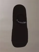 Pack de seis medias invisibles Calvin Klein, confeccionadas en microfibra suave y elástica. El set incluye tres pares en color negro y tres pares en color blanco, con el logo de la marca estampado en el empeine.