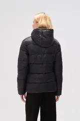 Campera puffer color verde oliva con capucha y cierre frontal con cremallera negra.