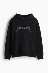 Canguro negro de corte holgado con capucha, bolsillo frontal tipo canguro y estampado gráfico de Metallica en el pecho.
