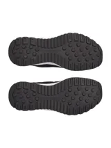 Championes Under Armour modelo Street Mirage, color negro con entresuela blanca. Presentan una parte superior de malla transpirable con superposiciones de gamuza, cierre de cordones y suela de goma duradera.