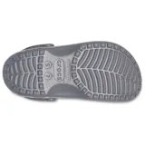Zuecos Crocs Classic con estampado de camuflaje en tonos grises y negros.