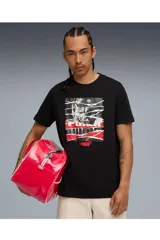 Remera Puma de manga corta y cuello redondo en color negro, con un estampado gráfico frontal que combina una imagen en blanco y negro con bandas rojas y el logo de la marca.
