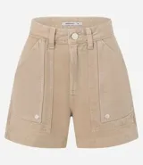 Short mom de tiro alto confeccionado en sarga de algodón, con diseño de bolsillos tipo carpintero en la parte frontal, cierre de botón y cremallera, y trabillas en la cintura.