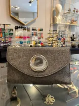 Sobre de mano de fiesta, color gris, con aplique de piedra ágata natural en el centro. Incluye asa de cadena metálica plateada para colgar al hombro.