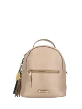 Mochila pequeña de ecocuero metalizado en tono dorado, con compartimento principal y bolsillo frontal con cierre. Incluye un llavero decorativo con borla y el logo de la marca en una placa metálica frontal.
