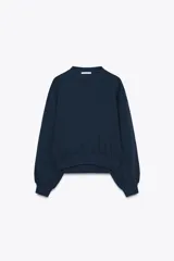 Sudadera de felpa de algodón con cuello redondo, manga larga y acabados en rib en puños y cintura.