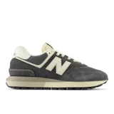 Championes urbanos New Balance modelo 574, color gris con detalles en blanco y crema, confeccionados en gamuza y malla, con logo "N" característico en los laterales y entresuela ENCAP.