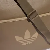 Bolso tipo bandolera Adidas Airliner color marrón, con diseño retro, logo del trébol estampado en el frente y correa ajustable.