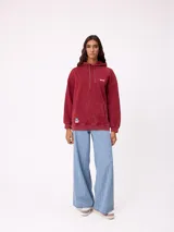 Jean de corte wide leg con diseño de rayas verticales finas en tono azul claro. Presenta cierre frontal con botón y bolsillos laterales.