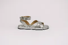 Sandalia de cuero color plateado con plataforma. Presenta tiras cruzadas en la parte delantera, una tira con agarre para el dedo gordo y una pulsera ajustable con hebilla en el tobillo.