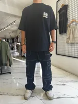 Remera oversize blanca con gran estampado en la espalda de diseño floral simétrico en tono oscuro. Cuenta con mangas cortas y calce holgado.