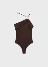 Traje de baño enterizo marrón chocolate con diseño drapeado, cuello asimétrico con tirante fino y aro decorativo dorado.