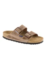 Sandalias Birkenstock Arizona de cuero engrasado color marrón claro, con plantilla acolchada y suela de goma EVA.
