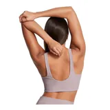 Bralette deportivo de Under Armour, confeccionado en tejido de punto acanalado supersuave y elástico. Presenta un diseño con escote en V profundo, silueta alargada y banda elástica inferior oculta para mayor soporte.
