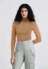 Blusa de manga larga color camel, de tejido acanalado, con cuello alto ajustado.